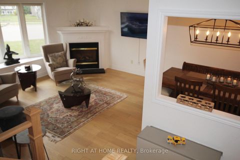 Photo 11 at 832 Boronia Crescent, Leslie Valley, Newmarket