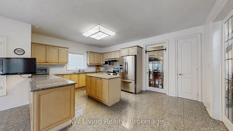 Photo 4 at 41 Graydon Crescent, Bayview Hill, Richmond Hill