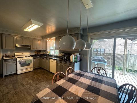 Photo 3 at 44 Starlight Crescent, Mill Pond, Richmond Hill