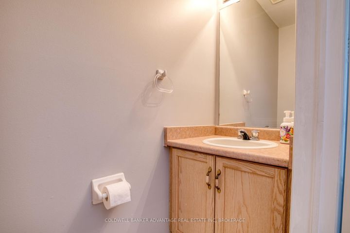 Photo 4 at 2 - 800 Paramount Drive, Stoney Creek Mountain, Hamilton