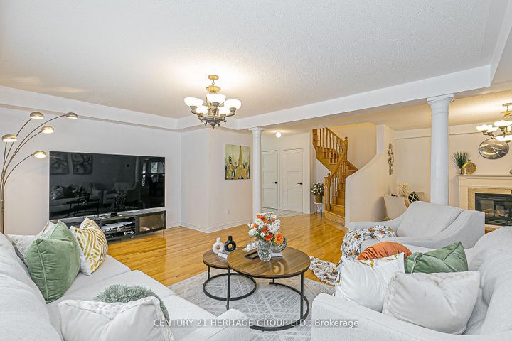 Photo 4 at 29 Eminence Road, Patterson, Vaughan
