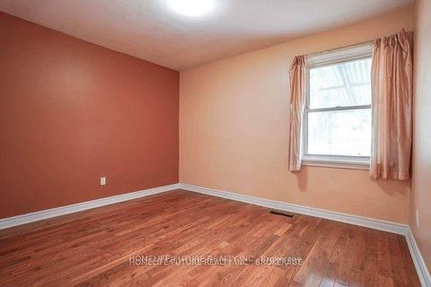 Photo 2 at 4 Gully Drive, Bendale, Toronto