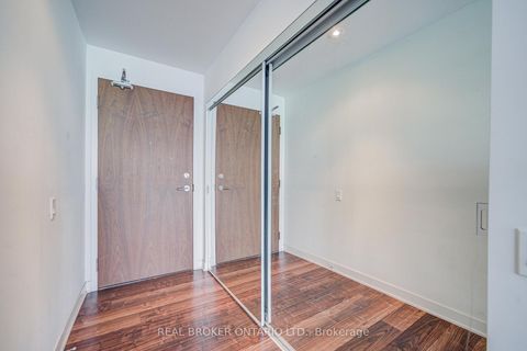 Photo 4 at 512 - 90 Queens Wharf Road, Waterfront Communities C1, Toronto