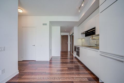 Photo 10 at 512 - 90 Queens Wharf Road, Waterfront Communities C1, Toronto