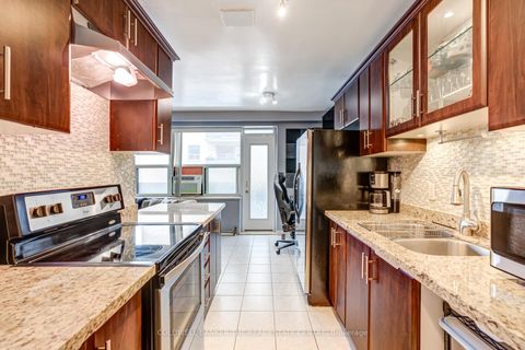 Photo 7 at 208 - 50 Gulliver Road, Amesbury, Toronto