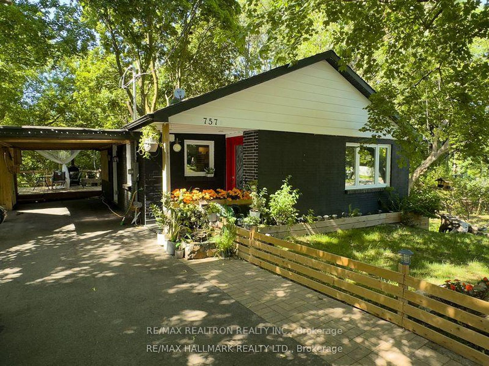 757 Srigley Street, College Manor, Newmarket photo number 2