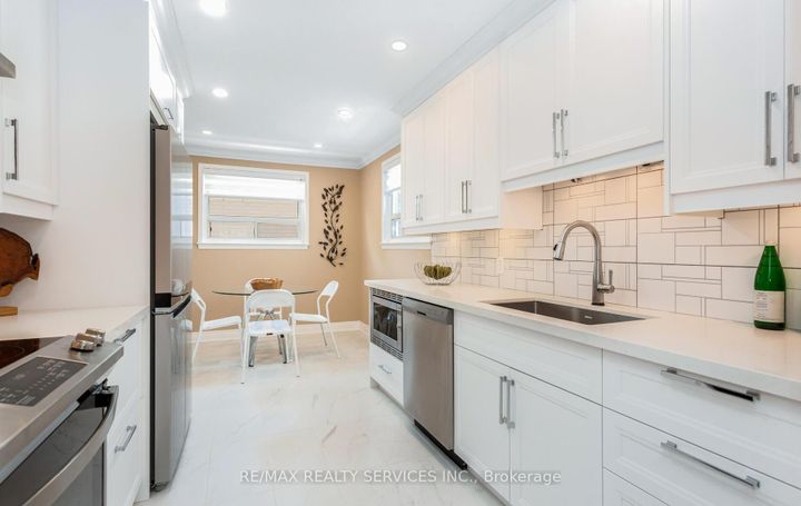 Photo 2 at 17 Croydon Court, Avondale, Brampton