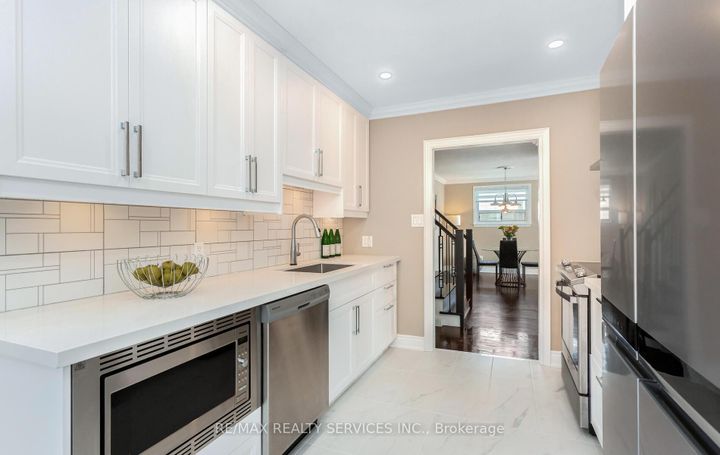 Photo 3 at 17 Croydon Court, Avondale, Brampton