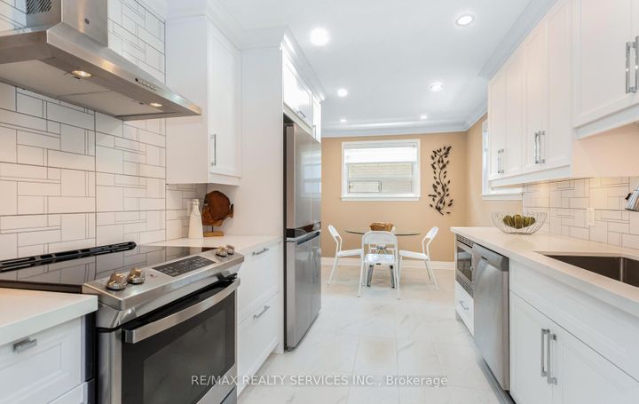 Photo 4 at 17 Croydon Court, Avondale, Brampton