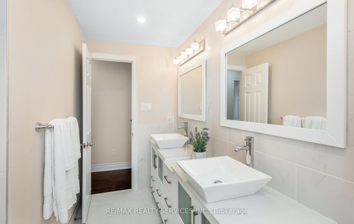 Photo 26 at 17 Croydon Court, Avondale, Brampton