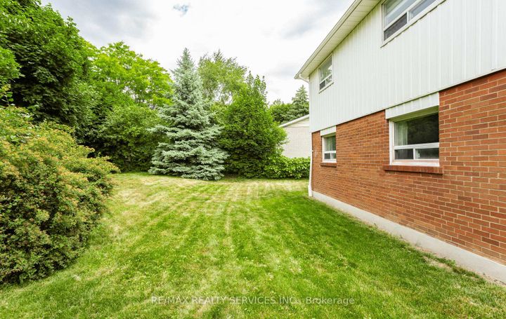 Photo 37 at 17 Croydon Court, Avondale, Brampton