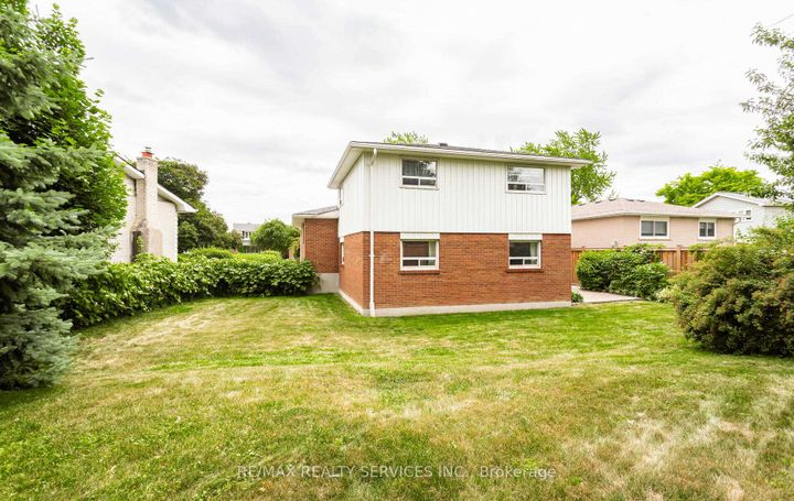 Photo 38 at 17 Croydon Court, Avondale, Brampton