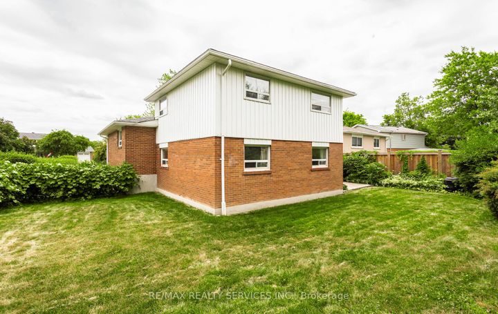 Photo 39 at 17 Croydon Court, Avondale, Brampton