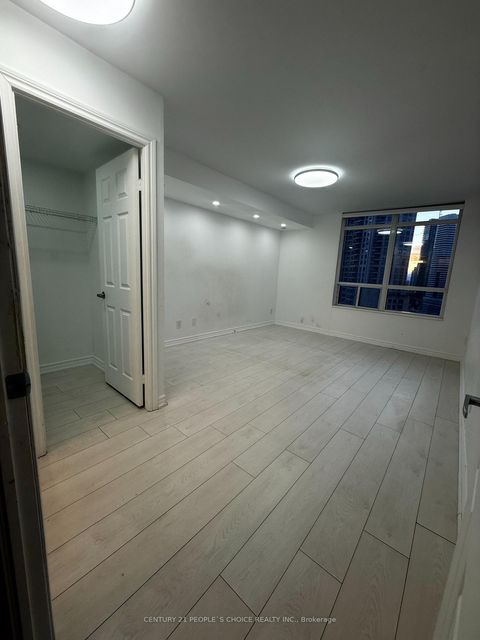 Photo 14 at 1906 - 3880 Duke Of York Boulevard, City Centre, Mississauga