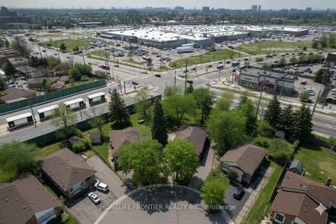 Photo 2 at 30 Farr Avenue, Jamestown, Toronto