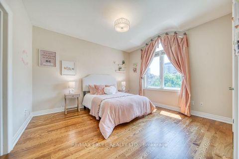 Photo 24 at 166 Townsgate Drive, Yorkhill, Vaughan