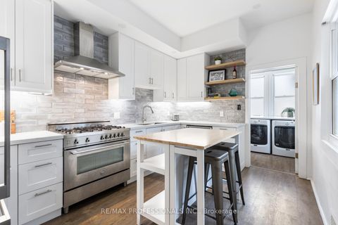 Photo 11 at 114 Manning Avenue, Bellwoods, Toronto