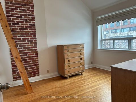 Photo 16 at 930 Eglinton Avenue E, Leaside, Toronto