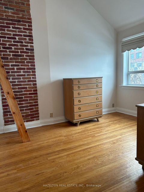 Photo 18 at 930 Eglinton Avenue E, Leaside, Toronto