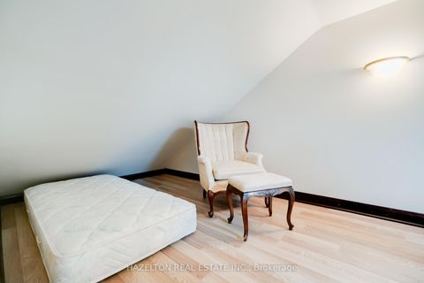 Photo 20 at 930 Eglinton Avenue E, Leaside, Toronto