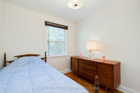 Photo 26 at 930 Eglinton Avenue E, Leaside, Toronto