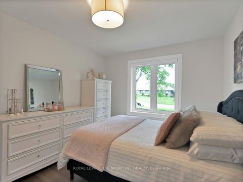 Photo 13 at 27 Cain Court, Nobleton, King