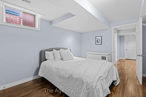 Photo 33 at 7 Higgin Court, Edgehill Drive, Barrie