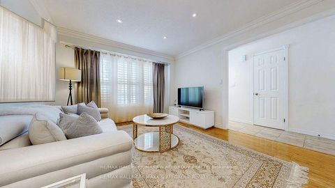 Photo 2 at 25 Sandusky Crescent, Aurora Highlands, Aurora