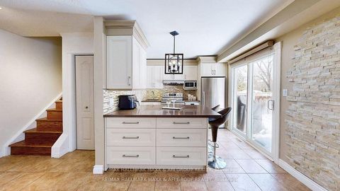 Photo 8 at 25 Sandusky Crescent, Aurora Highlands, Aurora