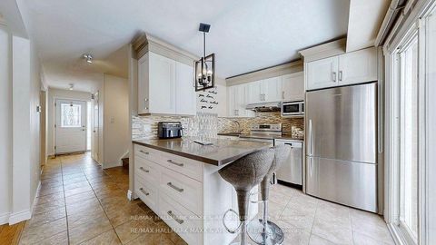 Photo 9 at 25 Sandusky Crescent, Aurora Highlands, Aurora