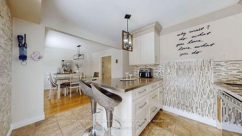 Photo 10 at 25 Sandusky Crescent, Aurora Highlands, Aurora