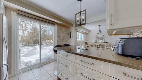 Photo 13 at 25 Sandusky Crescent, Aurora Highlands, Aurora