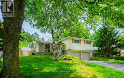Photo 3 at 13 Jane Crescent, Allandale Heights, Barrie