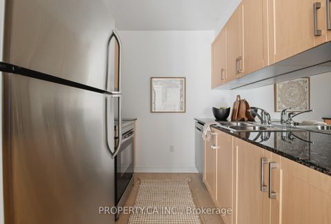 Photo 9 at 709 - 801 Bay Street, Bay Street Corridor, Toronto