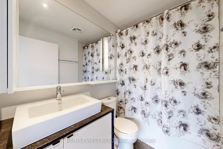 Photo 16 at 3517 - 121 McMahon Drive, Bayview Village, Toronto