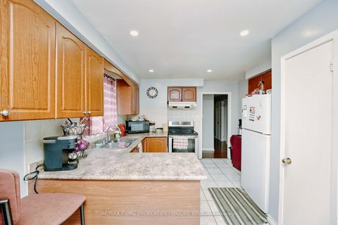 Photo 10 at 7001 Chigwel Court, Malton, Mississauga