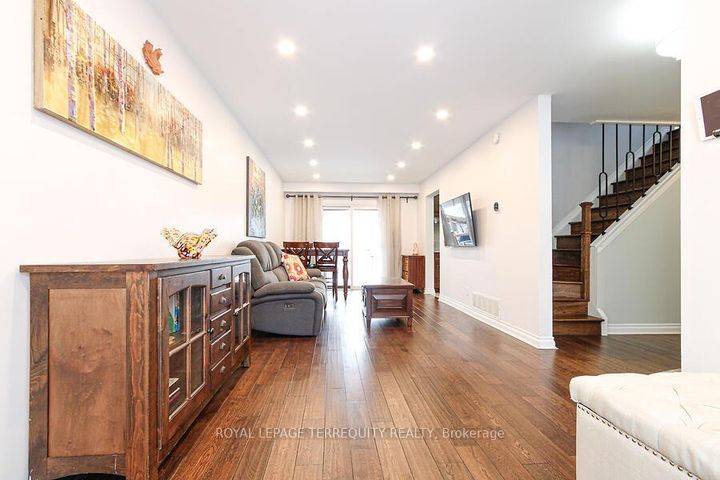 Photo 6 at 3068 Cantelon Crescent, Meadowvale, Mississauga