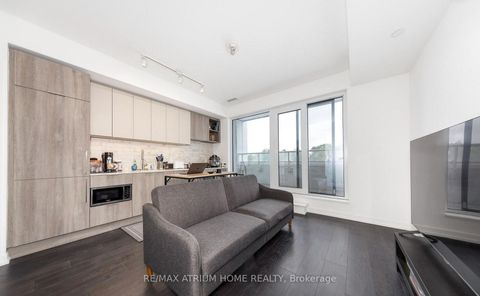 Photo 3 at 617 - 2020 Bathurst Street, Cedarvale, Toronto