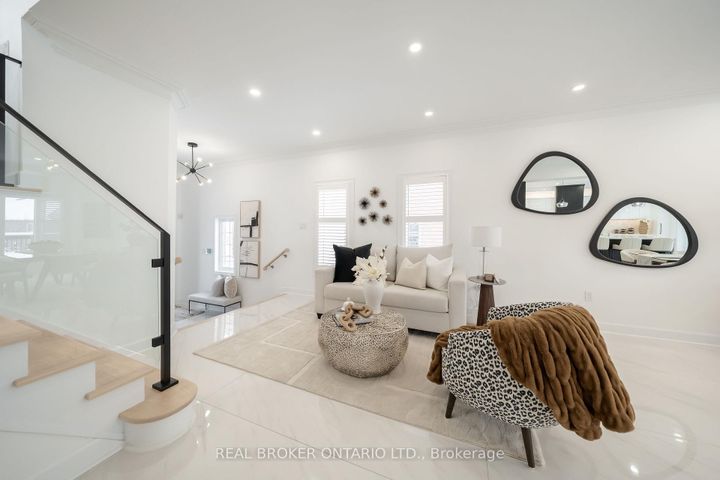 Photo 3 at 33 Carnoustie Crescent, Jefferson, Richmond Hill