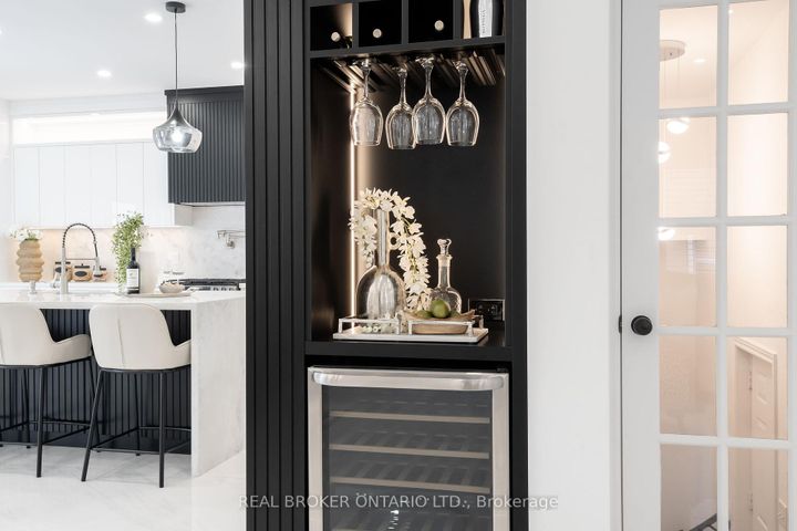 Photo 8 at 33 Carnoustie Crescent, Jefferson, Richmond Hill