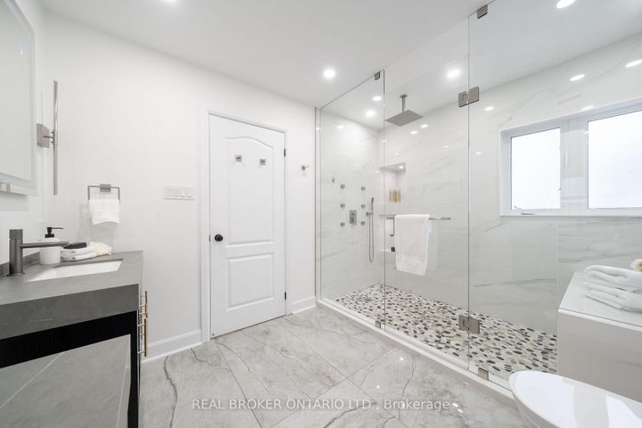 Photo 21 at 33 Carnoustie Crescent, Jefferson, Richmond Hill