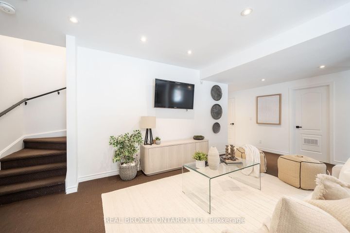 Photo 29 at 33 Carnoustie Crescent, Jefferson, Richmond Hill