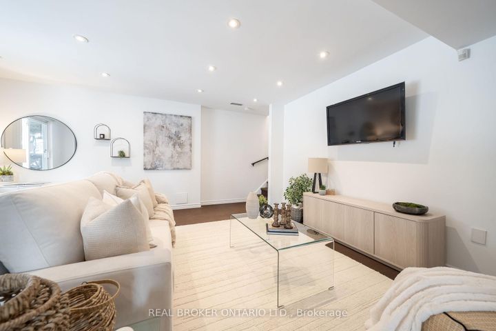 Photo 30 at 33 Carnoustie Crescent, Jefferson, Richmond Hill