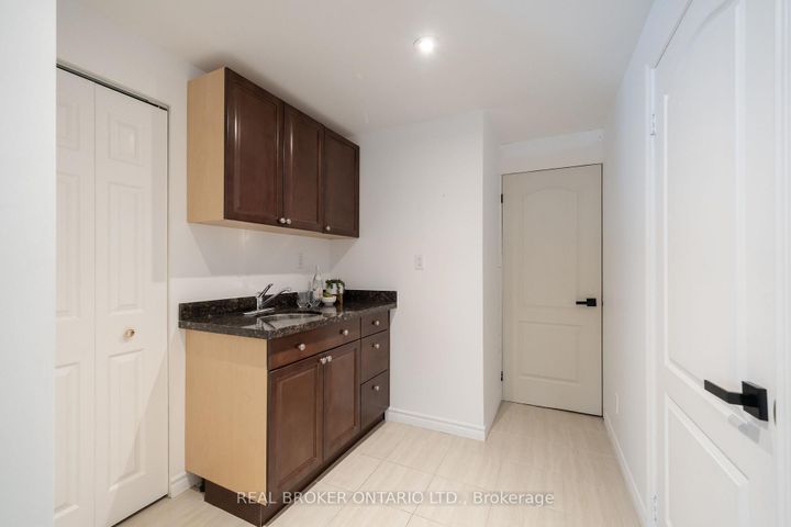 Photo 34 at 33 Carnoustie Crescent, Jefferson, Richmond Hill