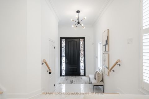 Photo 1 at 33 Carnoustie Crescent, Jefferson, Richmond Hill