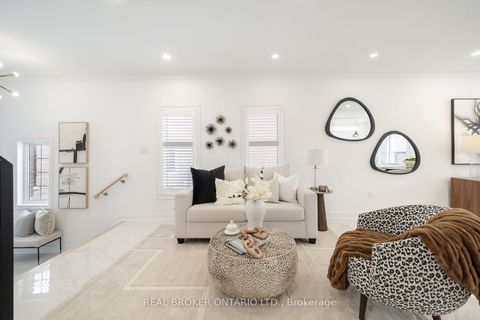 Photo 2 at 33 Carnoustie Crescent, Jefferson, Richmond Hill