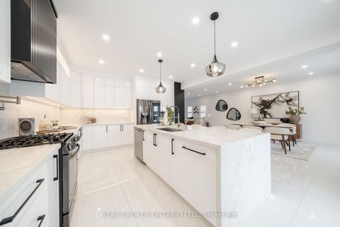 Photo 9 at 33 Carnoustie Crescent, Jefferson, Richmond Hill