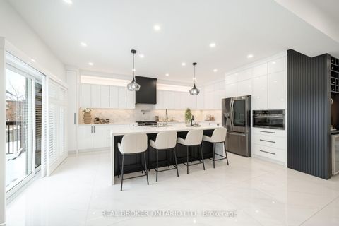 Photo 10 at 33 Carnoustie Crescent, Jefferson, Richmond Hill