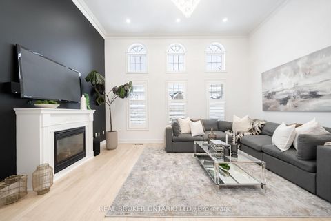 Photo 16 at 33 Carnoustie Crescent, Jefferson, Richmond Hill