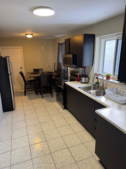 Photo 2 at 15 Lantos Court W, CFB, Toronto